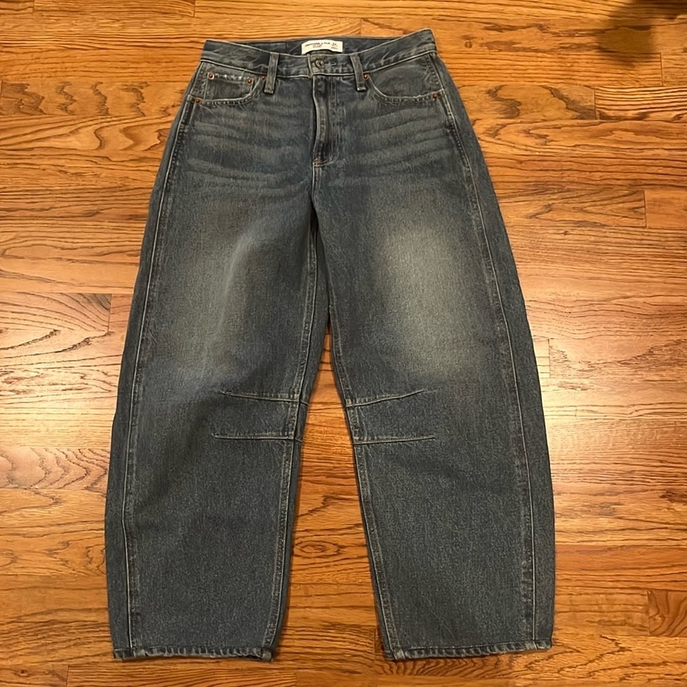 ABERCROMBIE MID-RISE BARREL CURVE LOVE 24 REG FITS 28”WAIST